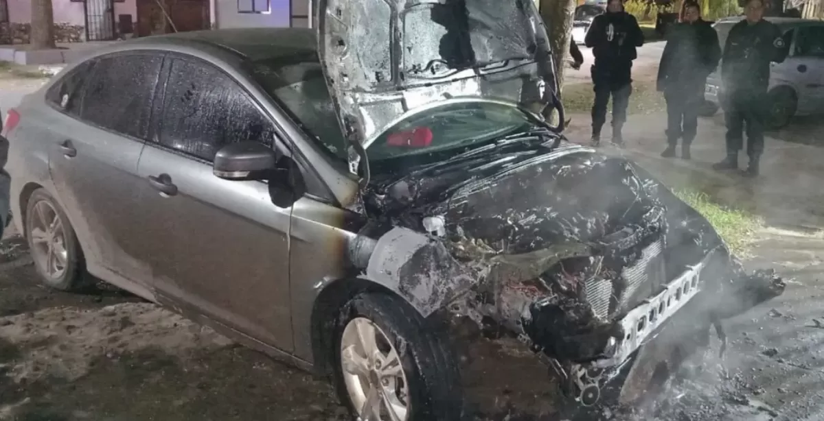 Se incendió un automóvil en la madrugada en la ciudad de San Lorenzo 