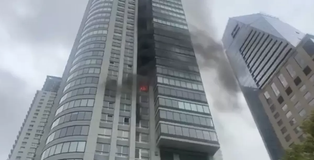Se incendió un edificio de 30 pisos en Puerto Madero y evacuaron a 100 personas