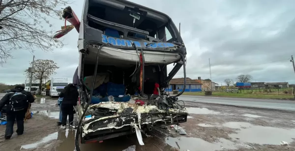 Santa Fe: tres muertos y varios heridos tras un choque frontal entre un camión y un colectivo en Ruta 11