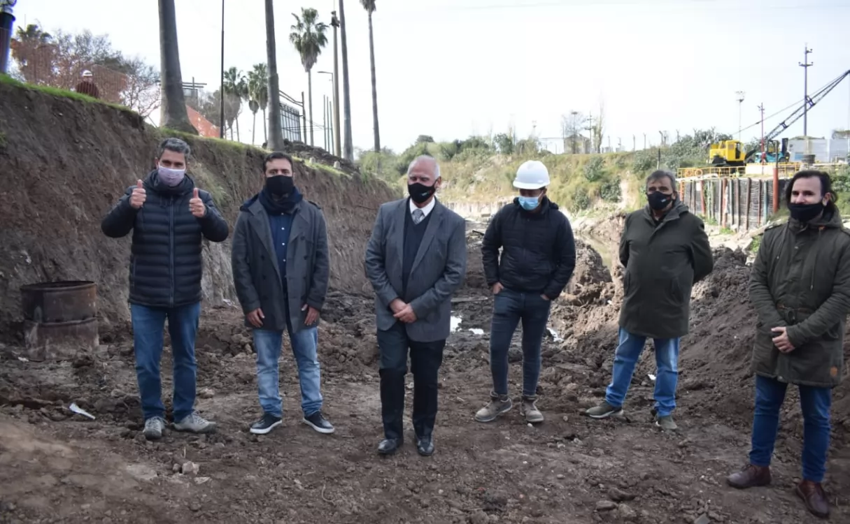 Puerto San Martín: De Grandis recorrió obras a la vera del Arroyo San Lorenzo.