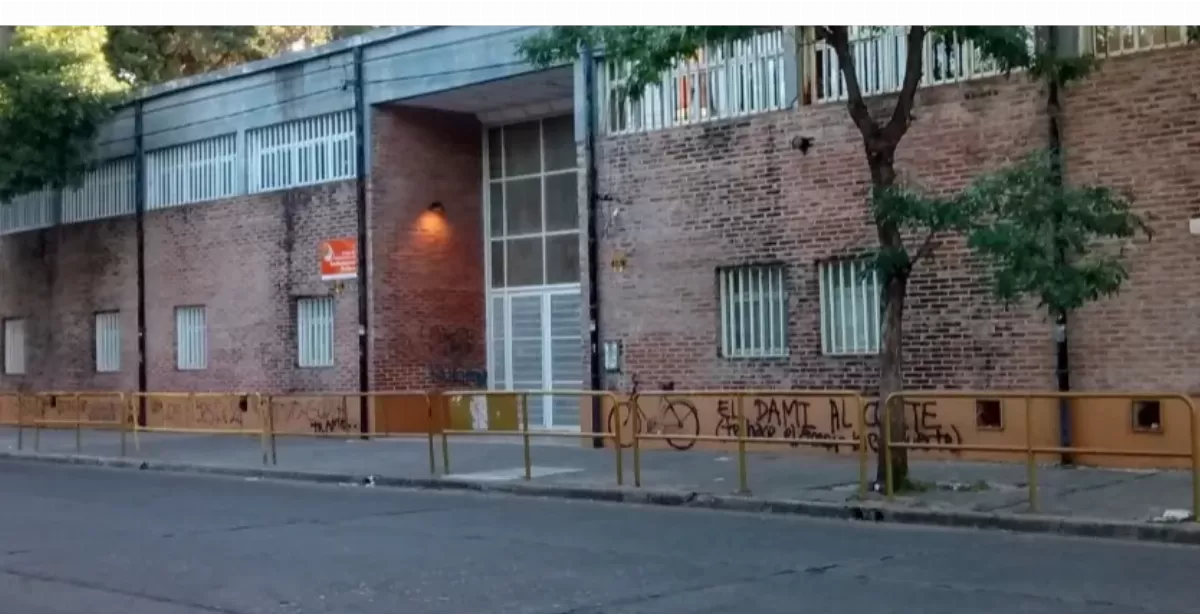 Hallaron un cartel con un mensaje mafioso en una escuela de Rosario                                   