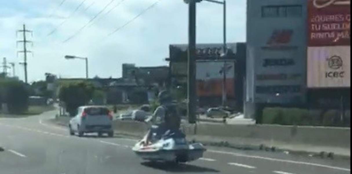Le quitarán la licencia al joven que circulaba en moto de agua por Panamericana