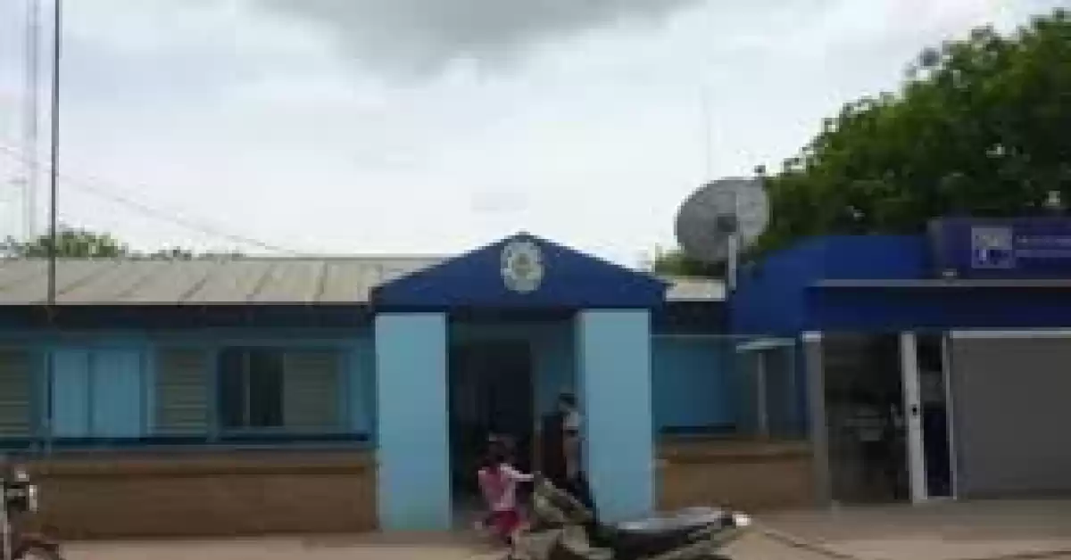 Intentaron apuñalar a una docente y le arrojaron un frasco germinador en plena aula