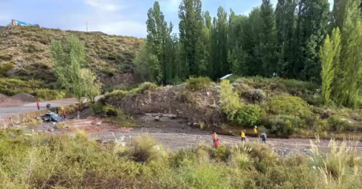 Una familia fue arrastrada en su auto por la creciente de un río, hay dos niños muertos y un desaparecido