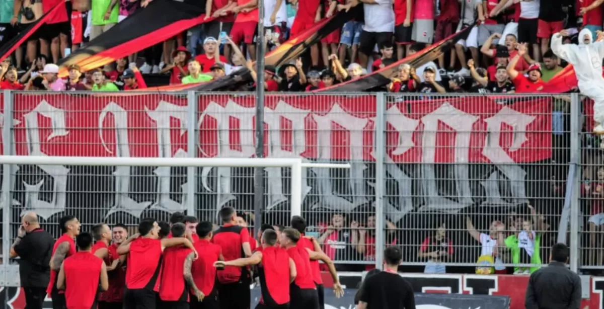 Sin incidentes, el plantel de Newell’s no faltó al banderazo y alentó con la gente