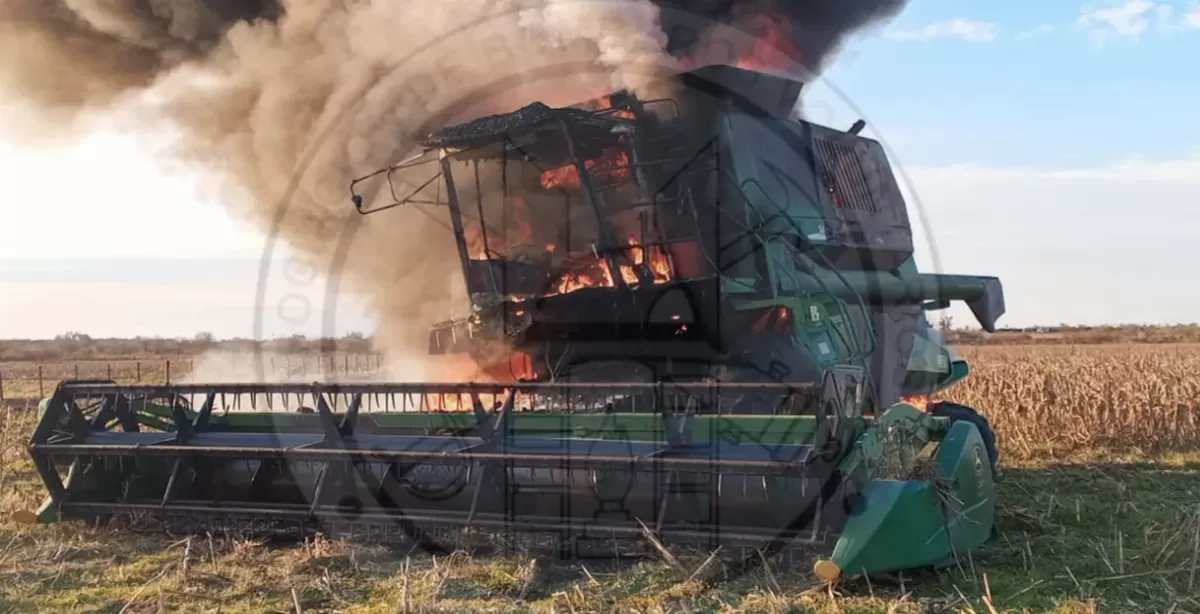 Se incendió una cosechadora en un campo de la zona rural entre San Lorenzo y Aldao