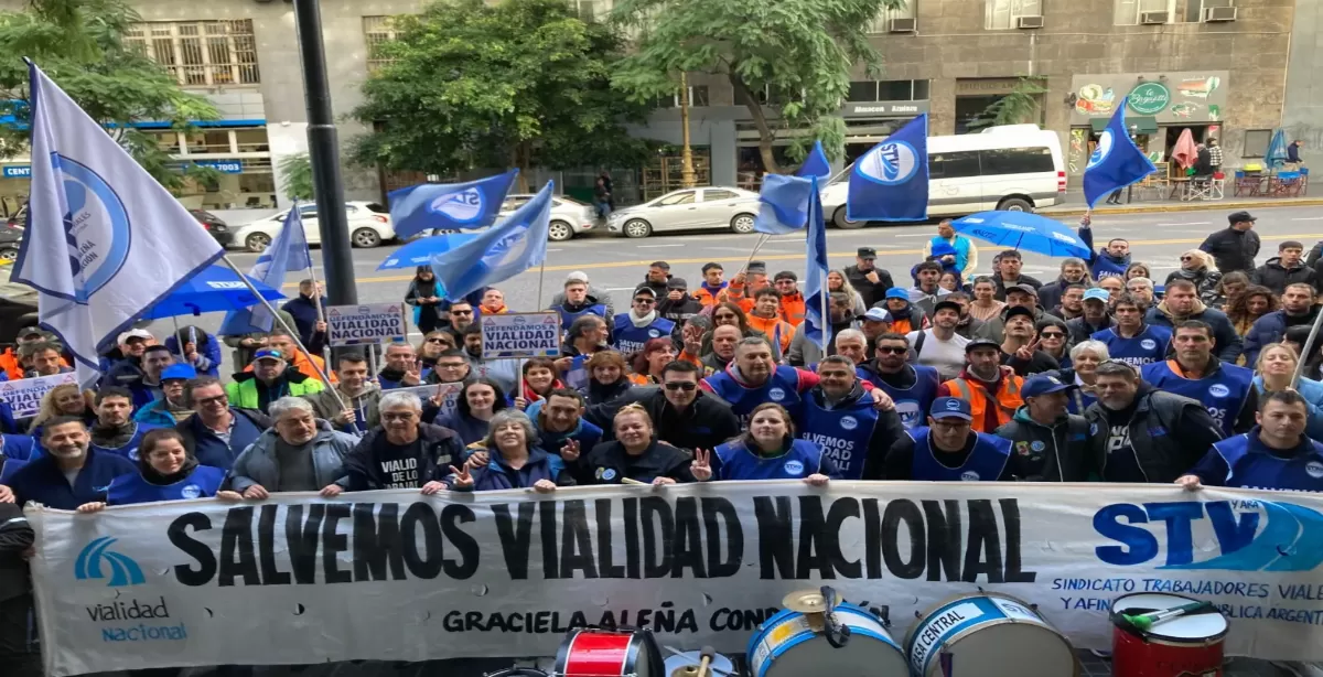Masiva marcha de los trabajadores viales contra el cierre del organismo: “El gobierno quiere dejar a más de 4.000 familias en la calle