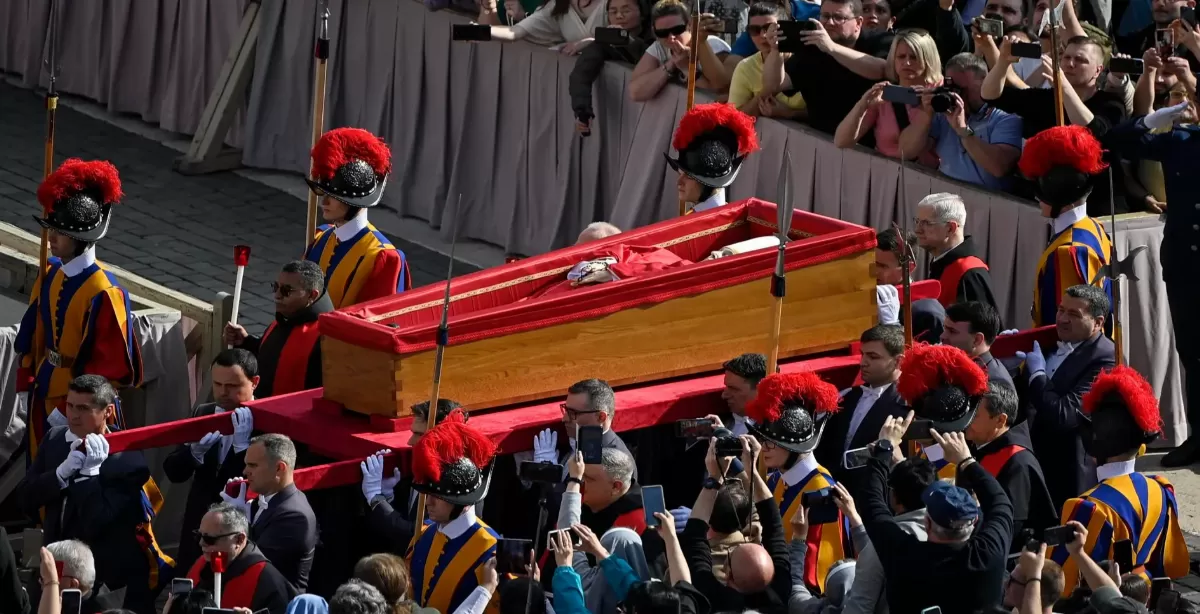 El féretro del Papa fue trasladado a la Basílica de San Pedro