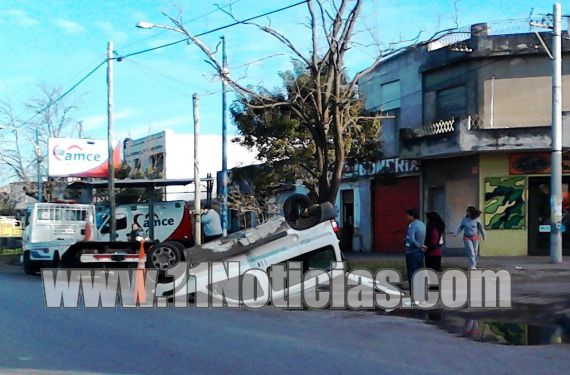 Volcó una camioneta en plena Avenida San Lorenzo