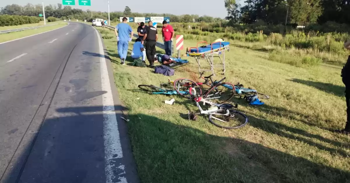 Autopista a Córdoba: una trafic embistió a 4 ciclistas, dos heridos de gravedad