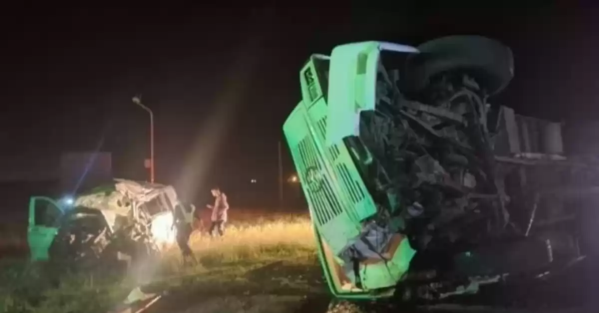 Un muerto y dos heridos tras un choque entre un camión y una camioneta en Gálvez