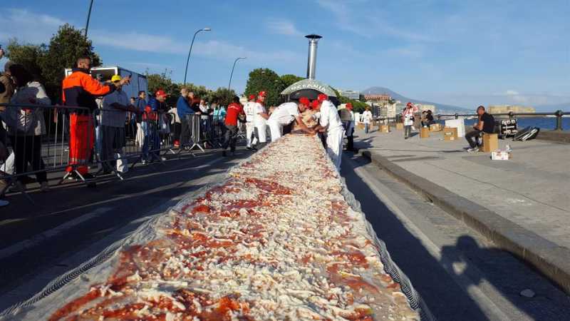 Cocinaron la pizza más larga del mundo: 1,8 kilómetros
