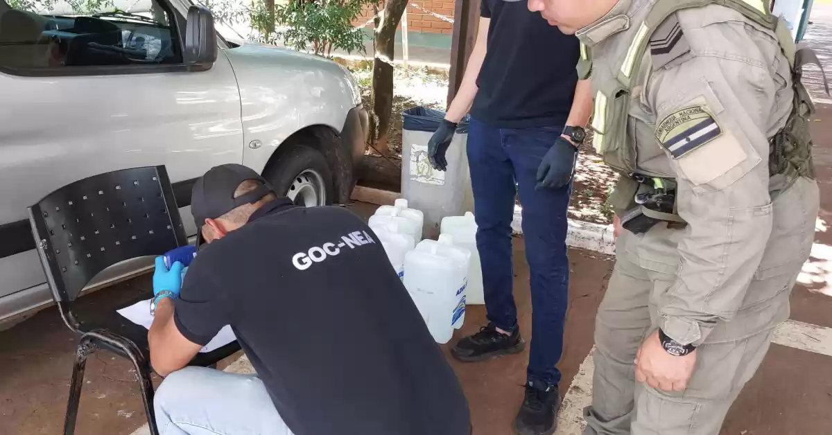 Gendarmería incautó un camión con 60 litros de droga y precursores químicos