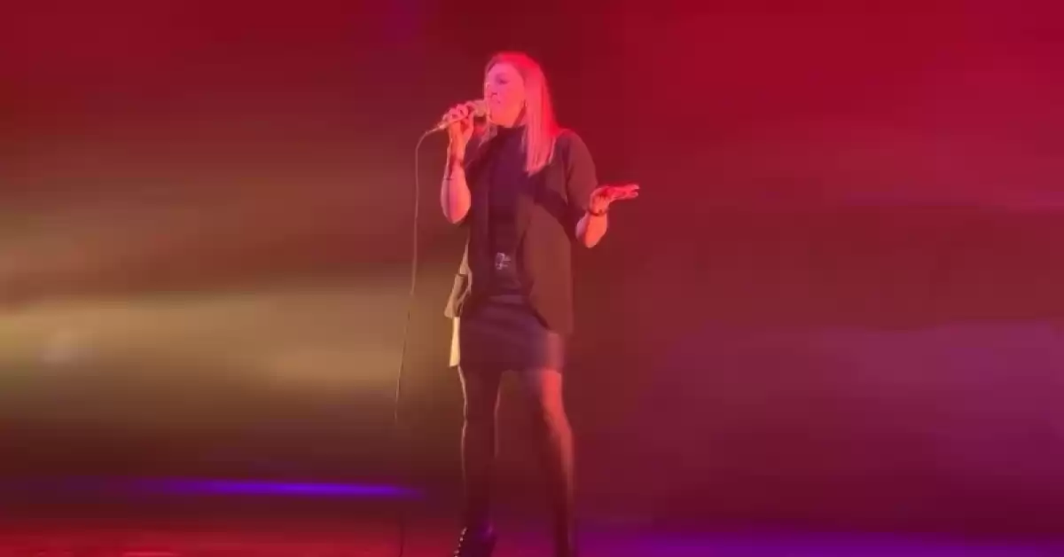 Una concejala de Rosario debutó como cantante