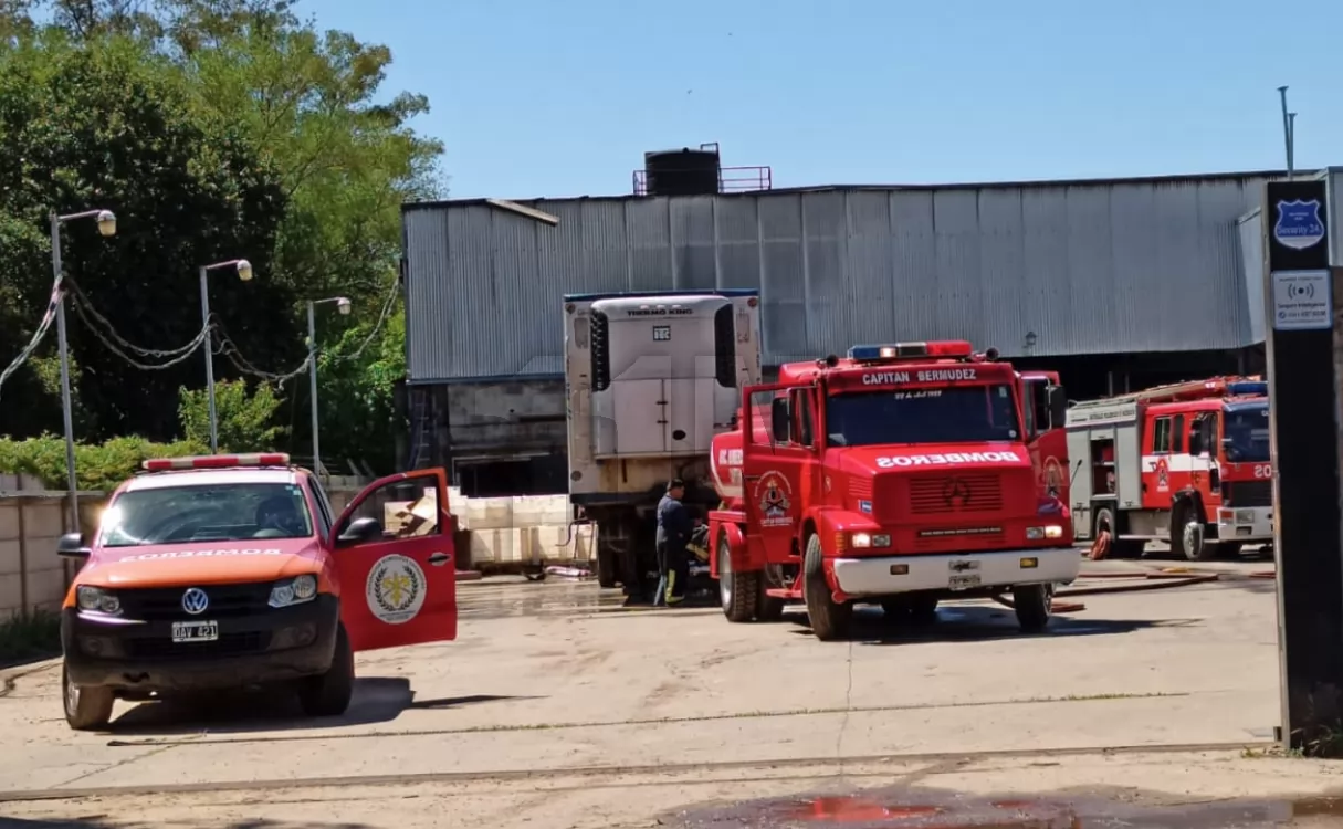 Se incendió un depósito de cartón cerca de la arenera de Capitán Bermúdez