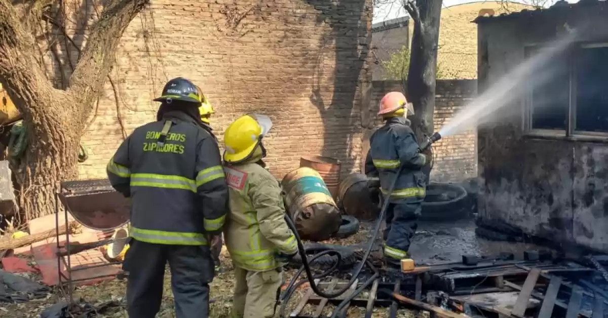 Un depósito de cubiertas usadas se prendió fuego en barrio Bouchard 