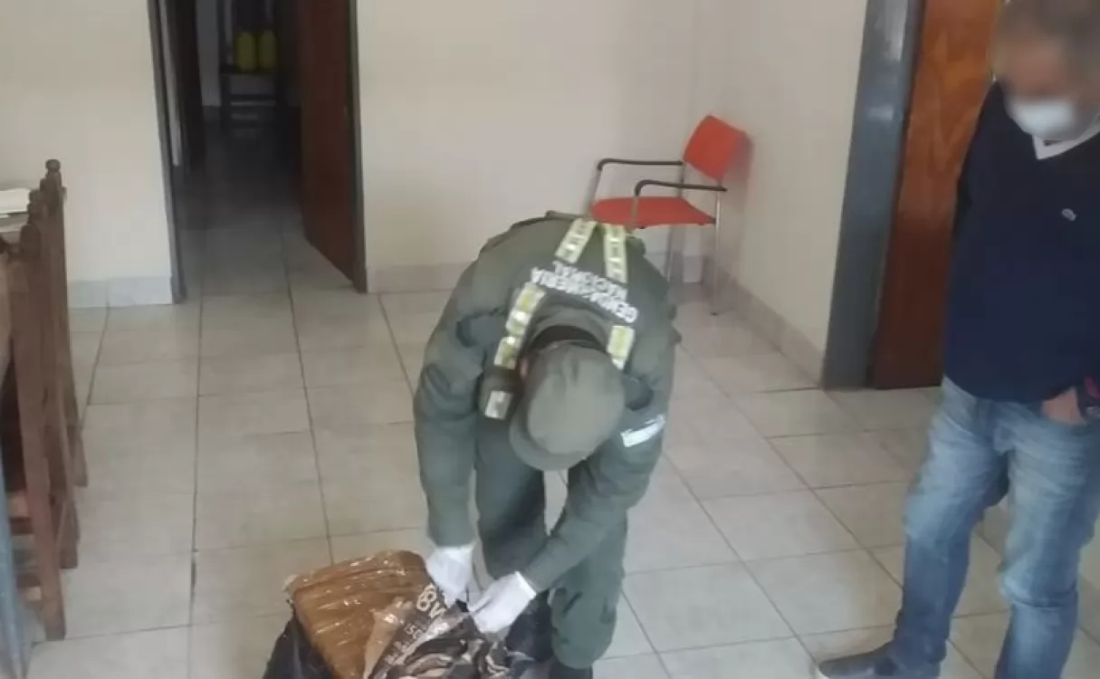 Intentaban enviar 10 kilos de marihuana en una encomienda en Santa Fe