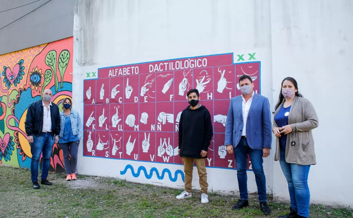 Pintaron un mural con el alfabeto de lengua de señas en San Lorenzo
