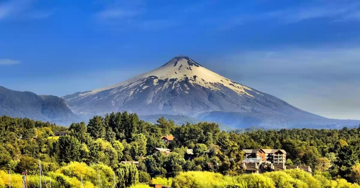 Alerta amarilla por aumento de actividad del volcán Villarrica en Chile