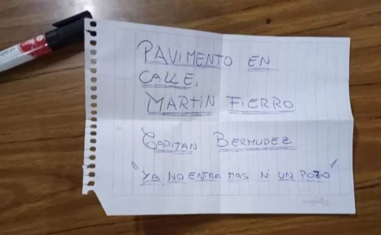 Llamativo mensaje en un sobre en Bermúdez: “Pavimento, ya no entra más ni un pozo”