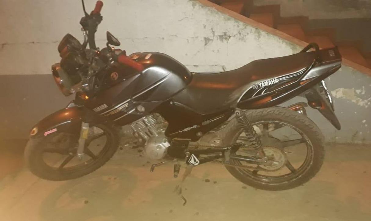 Le pegaron para robarle la moto y cuando estaba denunciando apareció tirada a pocas cuadras