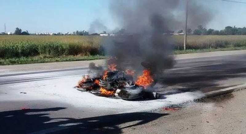 Tras una colisión su motocicleta ardió en llamas y logró salvar su vida