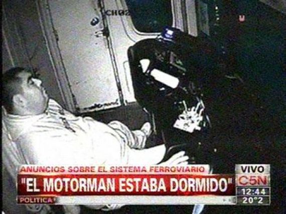Difunden video de un motorman durmiendo mientras conduce el tren
