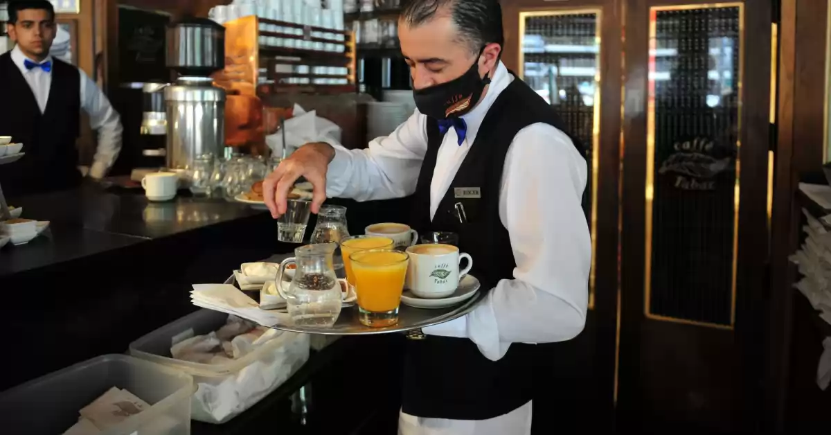 Las propinas podrían ser obligatorias en bares y restaurantes 