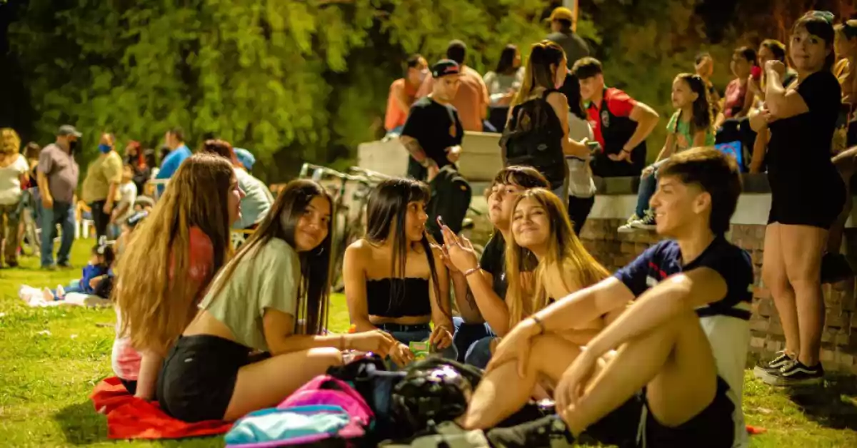 Picnic nocturno para celebrar la llegada de la primavera en San Lorenzo