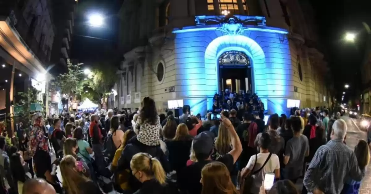 Refuerzan el transporte público y bicis públicas gratis por la Noche de las Peatonales en Rosario