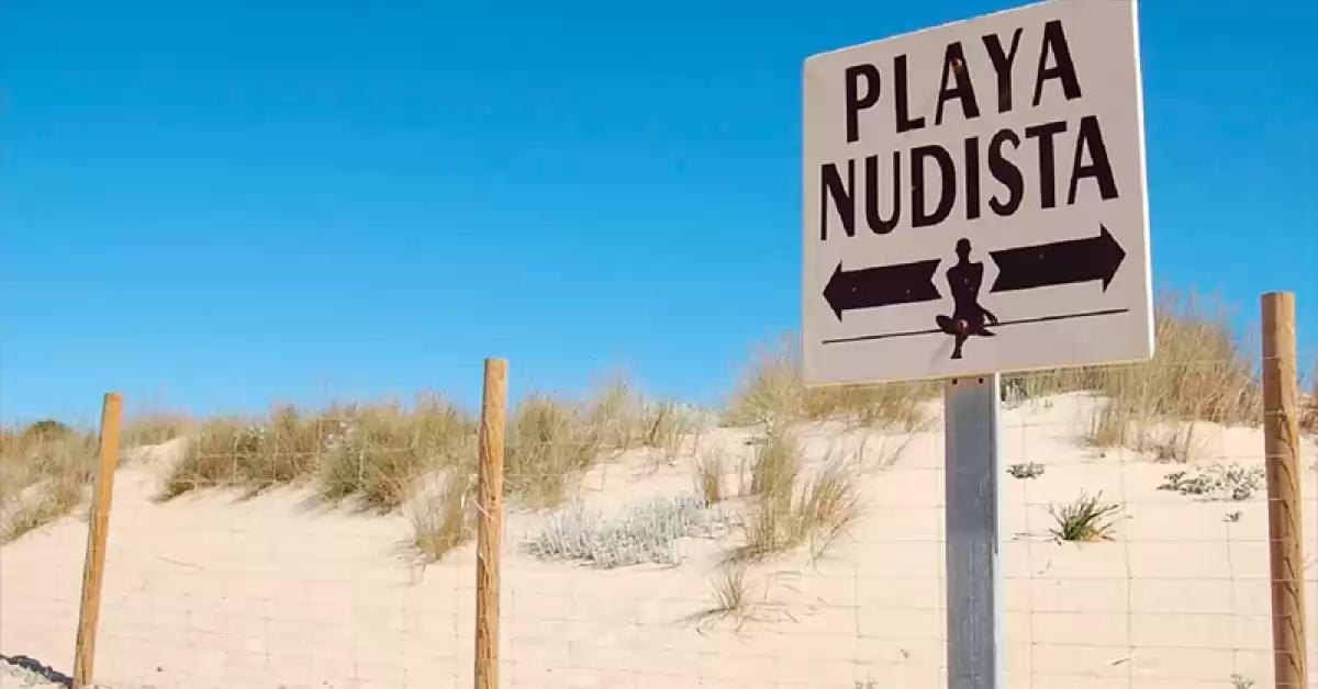 Insólito: Un precandidato a concejal propone crear una playa nudista