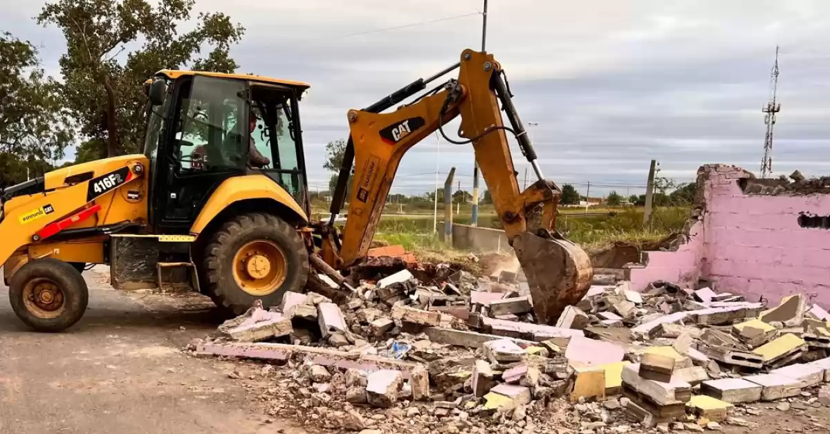 Rosario: demolieron 27 cocheras irregulares construidas sobre la vereda