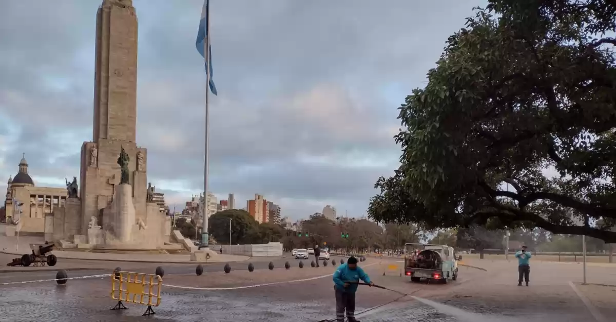 Después de los festejos se desarrolla un operativo de limpieza en la zona del Monumento a la Bandera