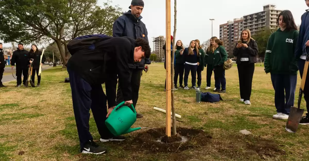 Alumnos de escuelas secundarias de Rosario plantaron más de 100 árboles nativos