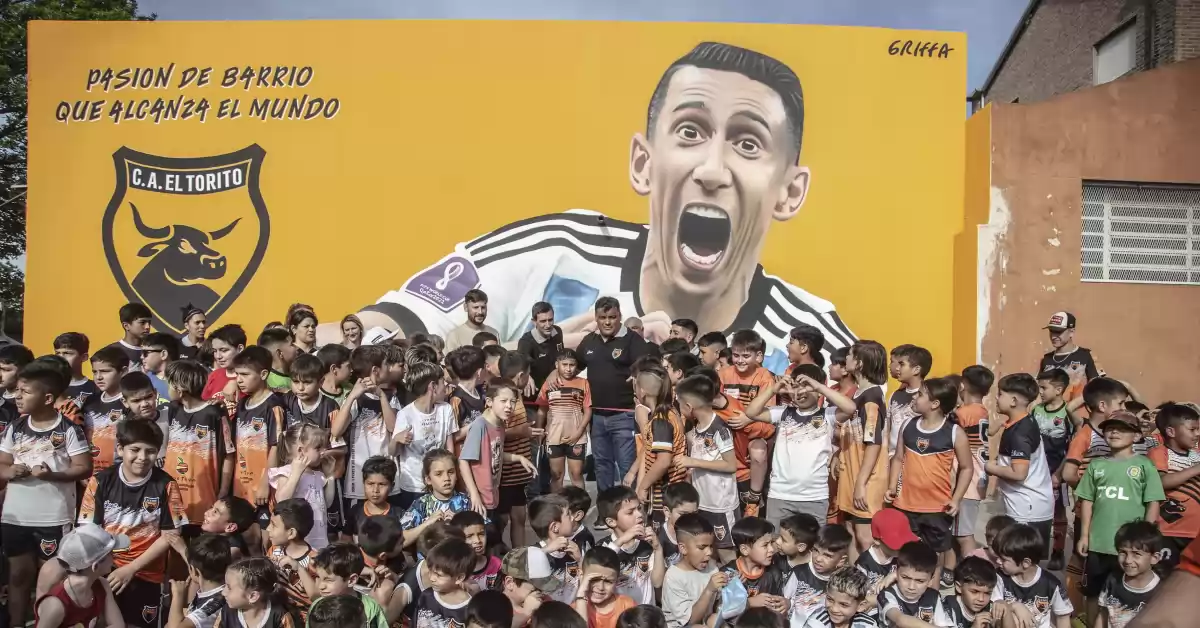 Inauguraron un nuevo mural de Di María en el club El Torito 