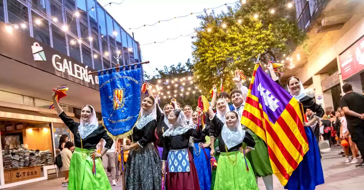 Colectividades realizaron el tradicional desfile por el centro rosarino