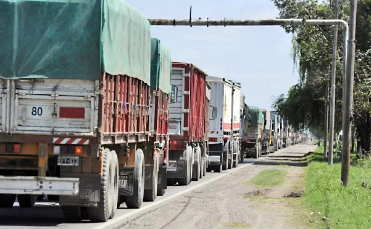 Serodino y Tata Rápido no ingresan a Timbúes por la afluencia de camiones en Ruta11