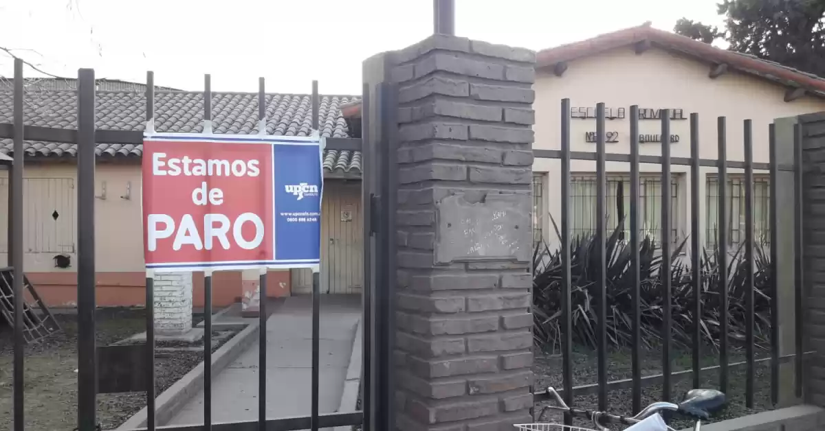 Con la actividad estatal paralizada, la Provincia convocó a paritarias pero para septiembre