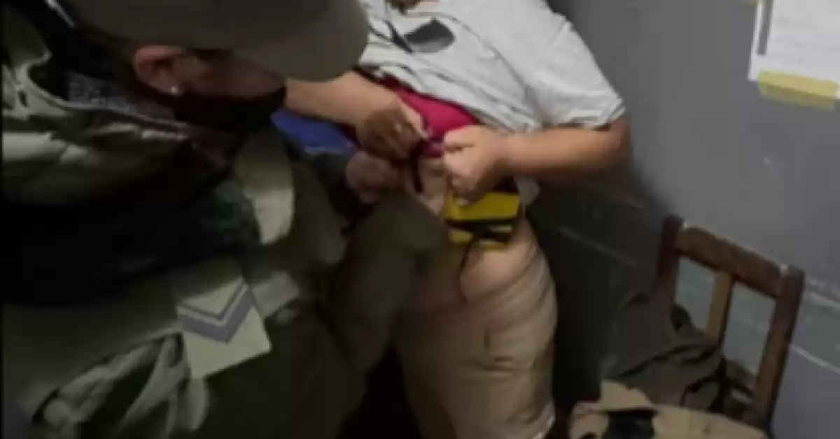 Una mujer se trasladaba en remis con un ladrillo de cocaína en sus prendas