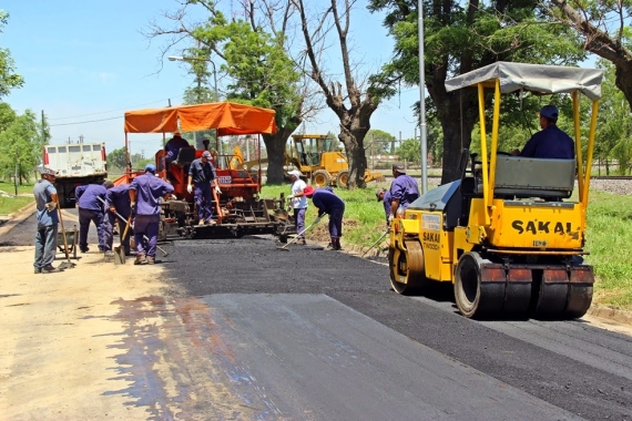 Continúan los trabajos de pavimentación en barrio Mitre