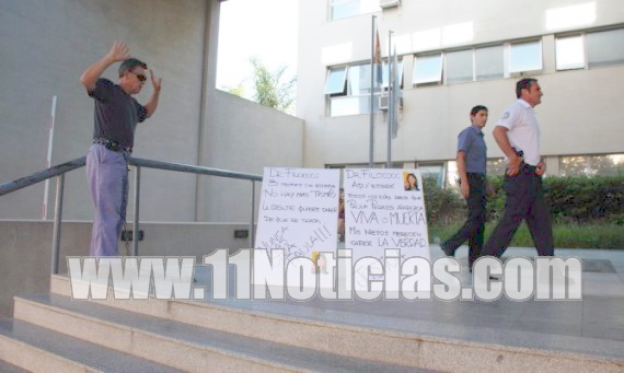 El padre de Paula Perassi se encadena en tribunales