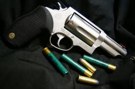 Detienen a una mujer que portaba armas de guerra