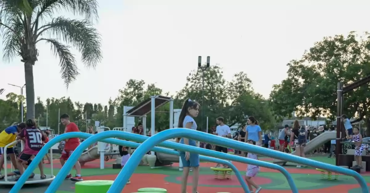 San Lorenzo: la plaza López sumó imponentes juegos y moderna iluminación