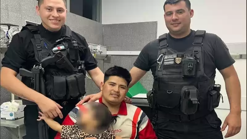 Rosario: Dos policías salvaron la vida de una beba que no podía respirar