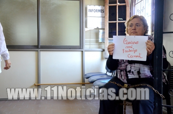 Se encadenó en el municipio reclamando una promesa de trabajo 