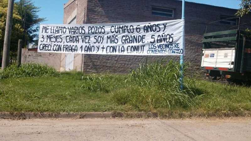 Vecinos de Beltrán cansados de los pozos en la ciudad, le dedicaron un pasacalles