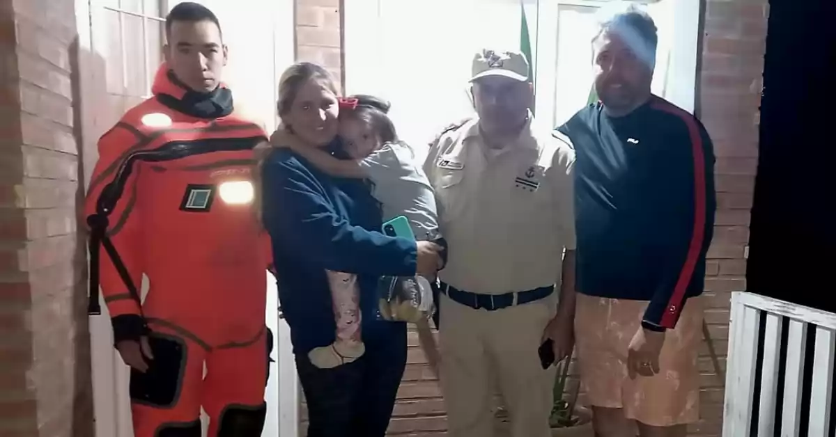 Prefectura rescató a una familia que cayó al agua tras darse vuelta su embarcación
