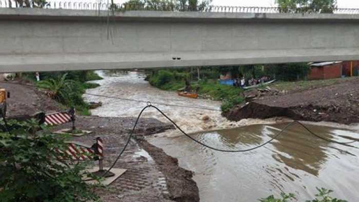 Por las lluvias, creció el Arroyo San Lorenzo y se demoran los trabajos del nuevo puente