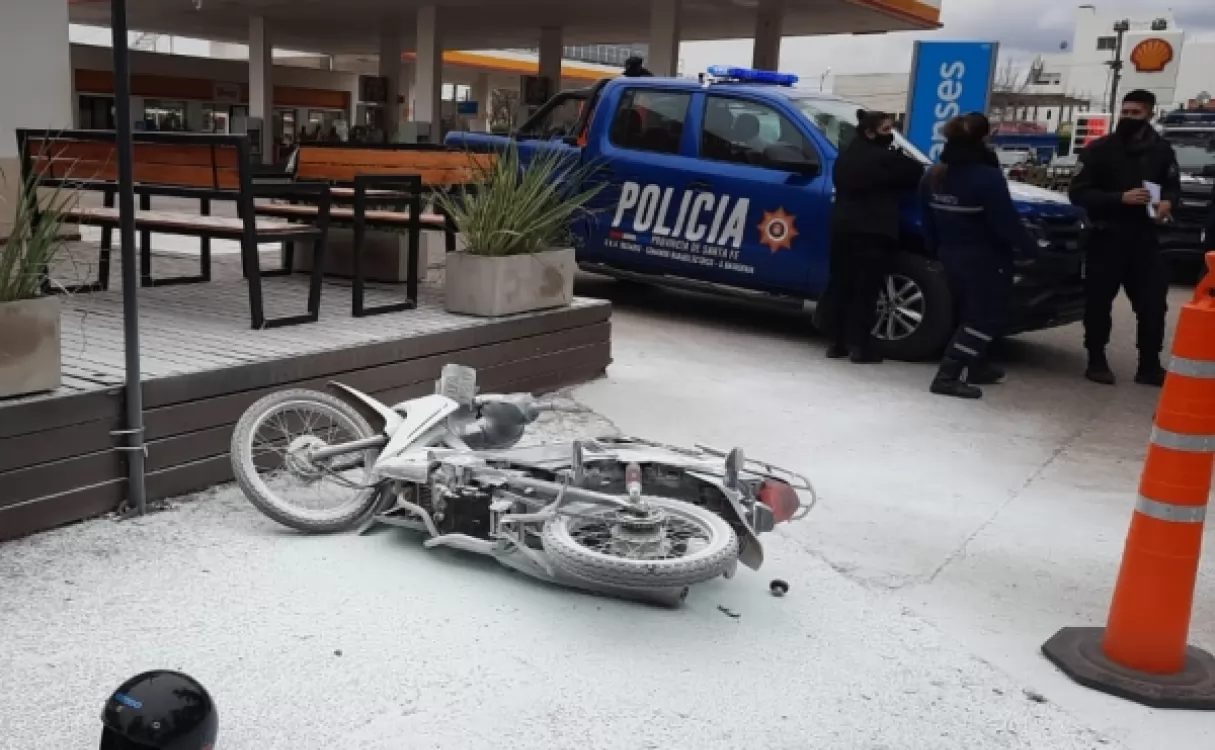 Baigorria: dos hermanos quemaron su moto y se fugaron para evitar ser detenidos