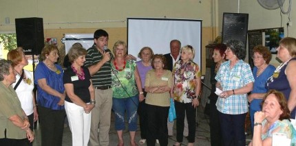 Alejandro Ramos junto al grupo Adultos Mayores Independientes (AMI)